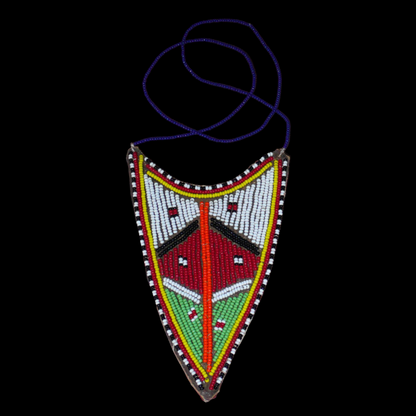 Collier africain tribal de tradition Massai orné d'un long et large pendentif composé d'une broderie de perles de rocaille principalement rouges, vertes et blanches brodées sur un morceau de cuir brut.