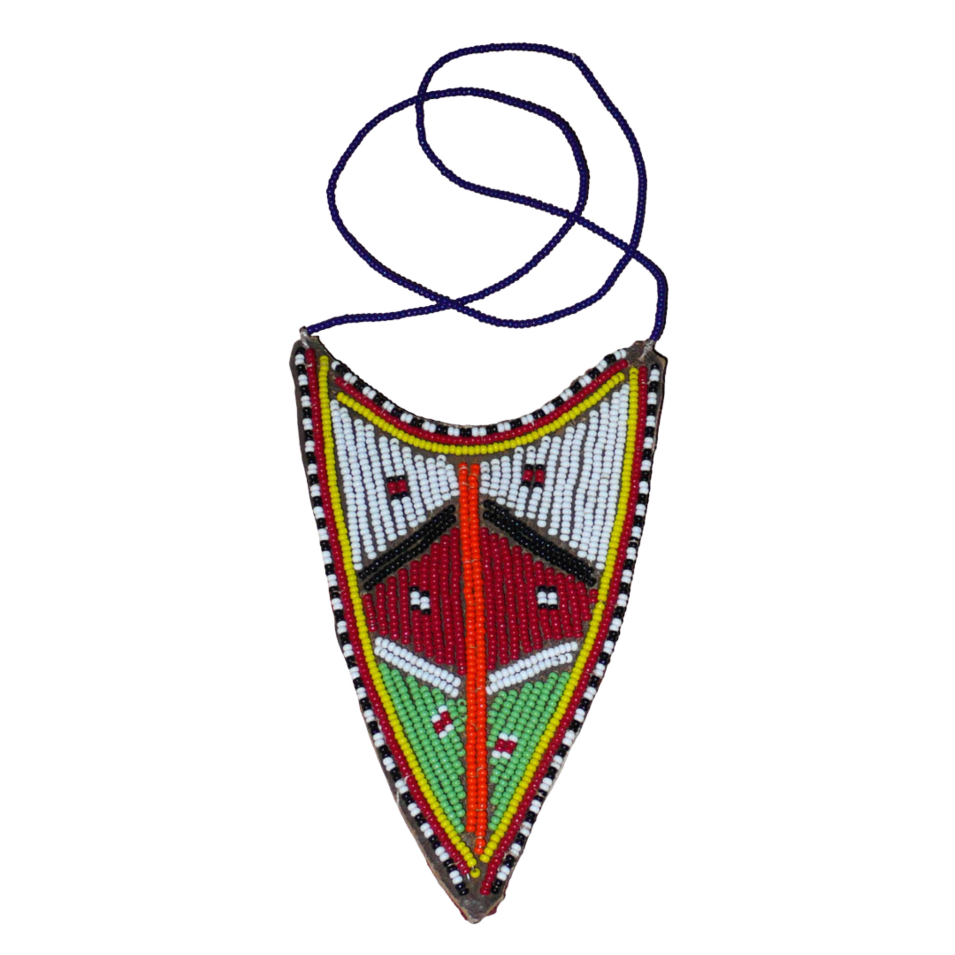 Collier africain tribal de tradition Massai orné d'un long et large pendentif composé d'une broderie de perles de rocaille principalement rouges, vertes et blanches brodées sur un morceau de cuir brut.
