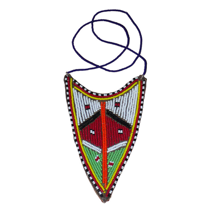 Collier africain tribal de tradition Massai orné d'un long et large pendentif composé d'une broderie de perles de rocaille principalement rouges, vertes et blanches brodées sur un morceau de cuir brut.