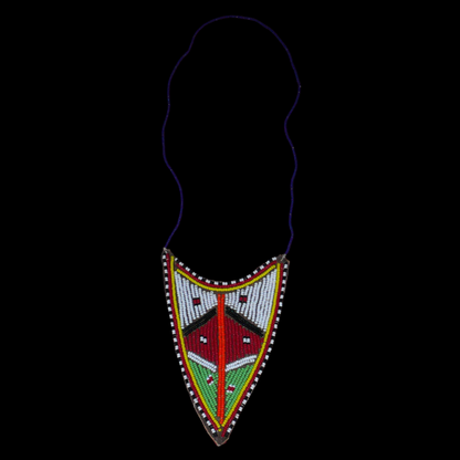 Collier africain tribal de tradition Massai orné d'un long et large pendentif composé d'une broderie de perles de rocaille principalement rouges, vertes et blanches brodées sur un morceau de cuir brut.