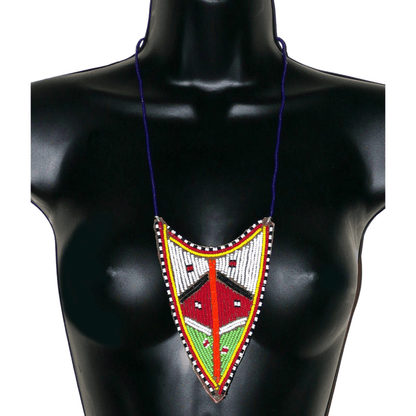 Collier africain tribal de tradition Massai orné d'un long et large pendentif composé d'une broderie de perles de rocaille principalement rouges, vertes et blanches brodées sur un morceau de cuir brut.