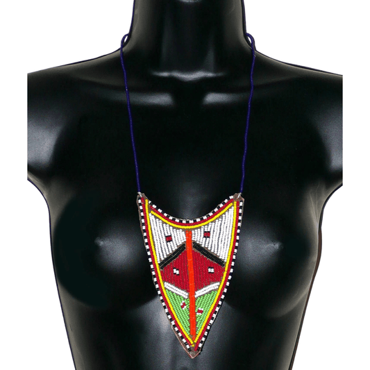 Collier africain tribal de tradition Massai orné d'un long et large pendentif composé d'une broderie de perles de rocaille principalement rouges, vertes et blanches brodées sur un morceau de cuir brut.