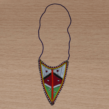 Collier africain tribal de tradition Massai orné d'un long et large pendentif composé d'une broderie de perles de rocaille principalement rouges, vertes et blanches brodées sur un morceau de cuir brut.