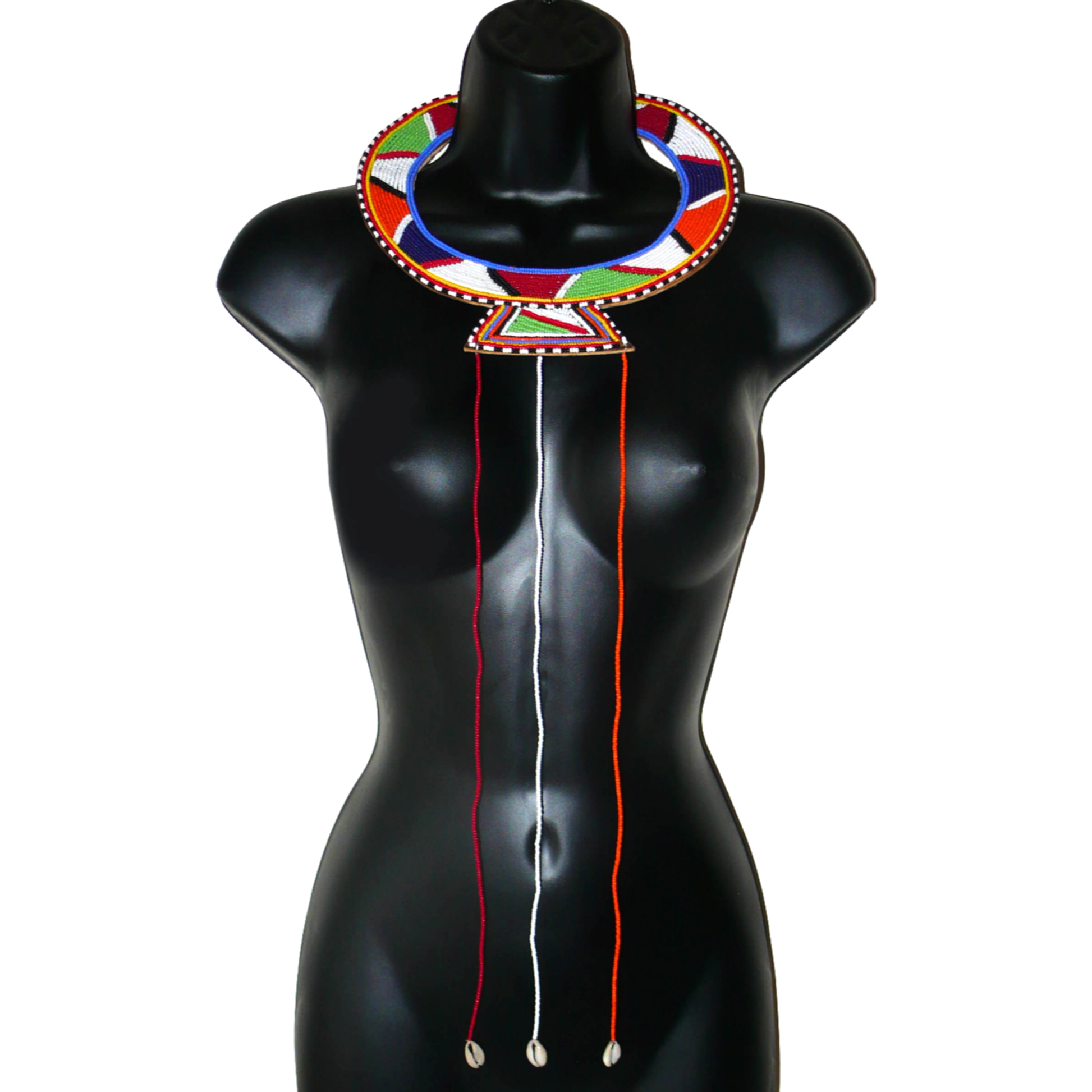 Collier africain traditionnel Massai composé de perles de rocaille multicolores brodées sur un morceau de cuir brut ; il se prolonge de longues franges faites de perles et de coquillages cauris.