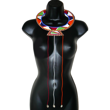 Collier africain traditionnel Massai composé de perles de rocaille multicolores brodées sur un morceau de cuir brut ; il se prolonge de longues franges faites de perles et de coquillages cauris.