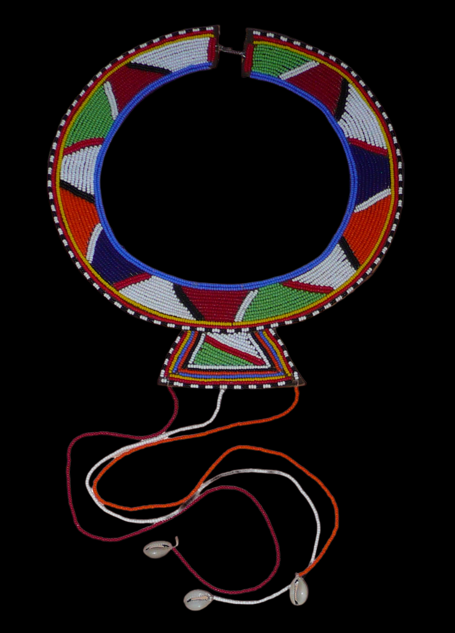 Collier africain traditionnel Massai composé de perles de rocaille rouges, vertes, blanches, bleu foncé et orange brodées sur un morceau de cuir brut reproduisant des motifs ethniques Massai ; il se prolonge de trois longues franges perlées avec à leur base des coquillages cauris. Il mesure 26 cm de long et 66 cm avec les franges, la circonférence du tour de cou est 49,5 cm et sa largeur de 3,5 cm. Timeless Fineries