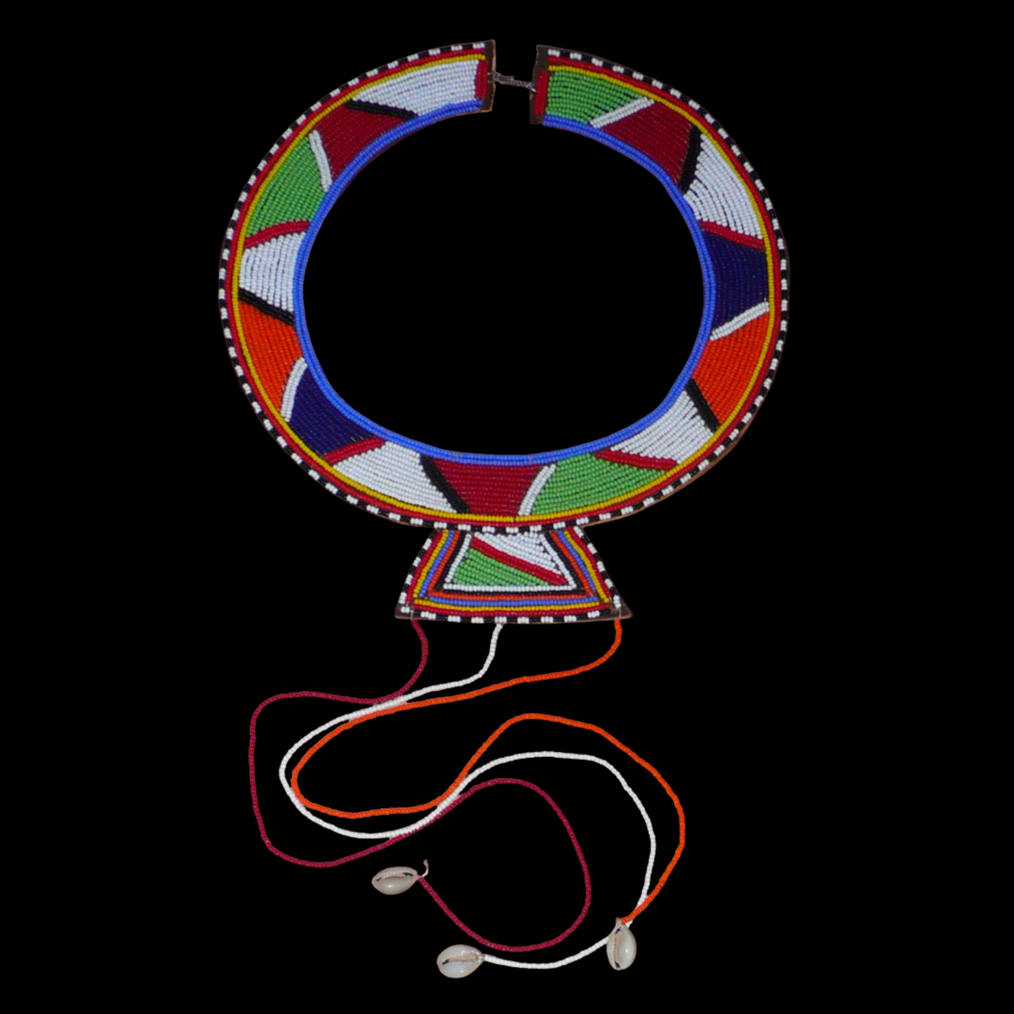Collier africain traditionnel Massai composé de perles de rocaille multicolores brodées sur un morceau de cuir brut ; il se prolonge de longues franges faites de perles et de coquillages cauris.