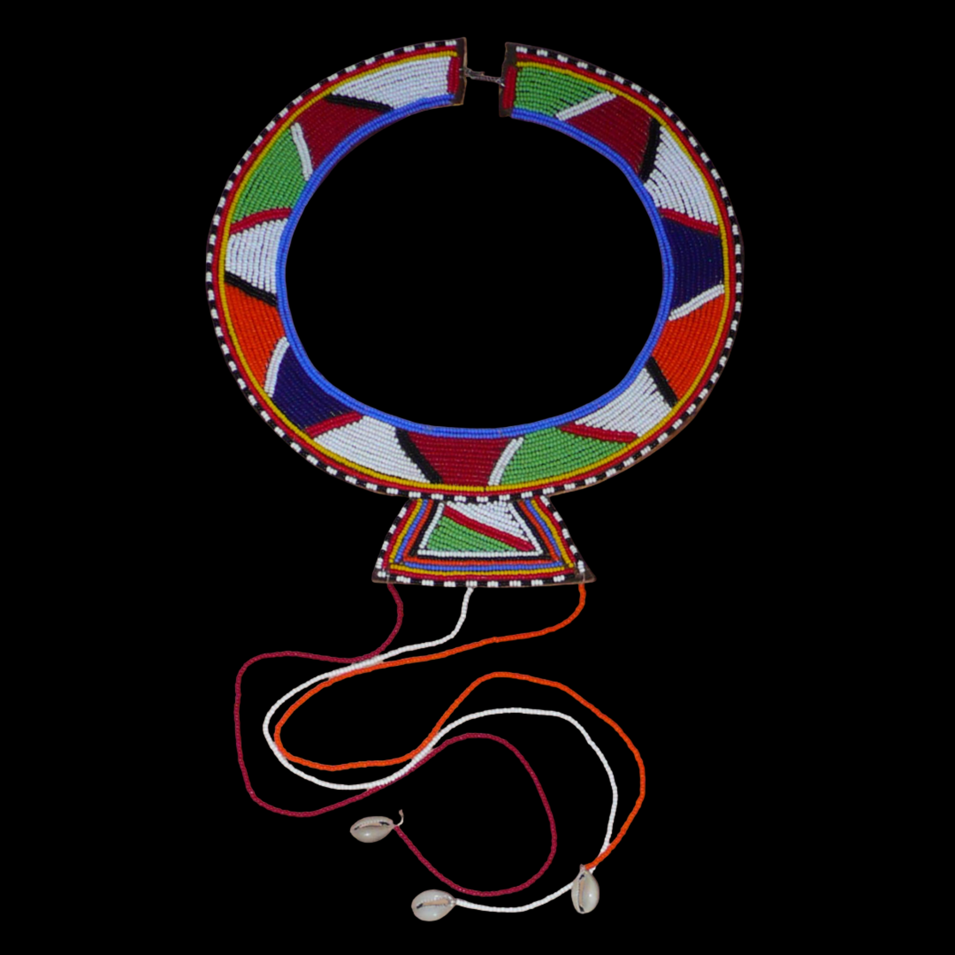 Collier africain traditionnel Massai composé de perles de rocaille multicolores brodées sur un morceau de cuir brut ; il se prolonge de longues franges faites de perles et de coquillages cauris.