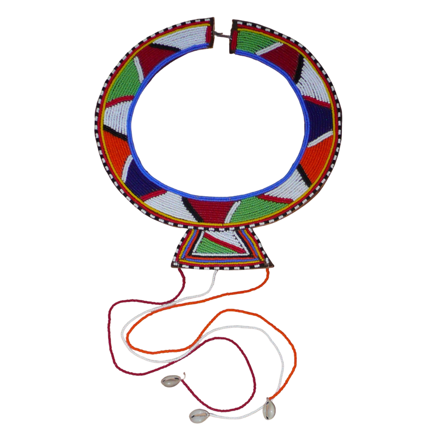 Collier africain traditionnel Massai composé de perles de rocaille multicolores brodées sur un morceau de cuir brut ; il se prolonge de longues franges faites de perles et de coquillages cauris.