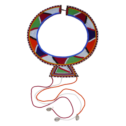 Collier africain traditionnel Massai composé de perles de rocaille multicolores brodées sur un morceau de cuir brut ; il se prolonge de longues franges faites de perles et de coquillages cauris.