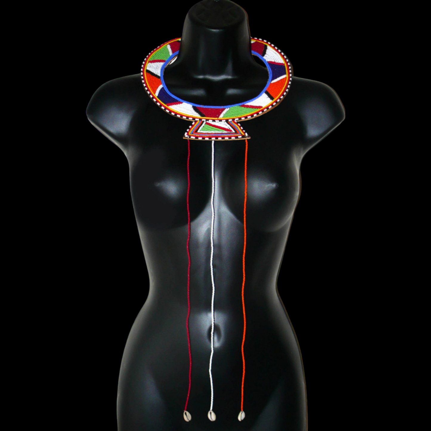 Collier africain traditionnel Massai composé de perles de rocaille multicolores brodées sur un morceau de cuir brut ; il se prolonge de longues franges faites de perles et de coquillages cauris.