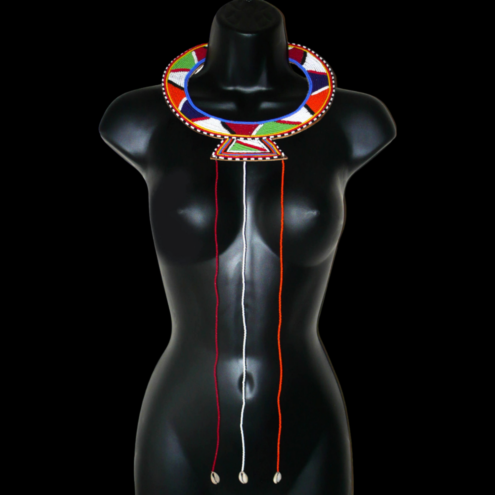 Collier africain traditionnel Massai composé de perles de rocaille multicolores brodées sur un morceau de cuir brut ; il se prolonge de longues franges faites de perles et de coquillages cauris.