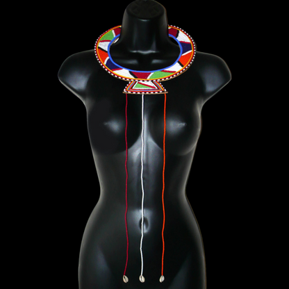 Collier africain traditionnel Massai composé de perles de rocaille multicolores brodées sur un morceau de cuir brut ; il se prolonge de longues franges faites de perles et de coquillages cauris.