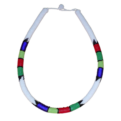 Collier africain zoulou blanc à motifs tribaux multicolores, fabriqué en Afrique du Sud, composé de perles de rocaille enroulées autour d'un tube en plastique.