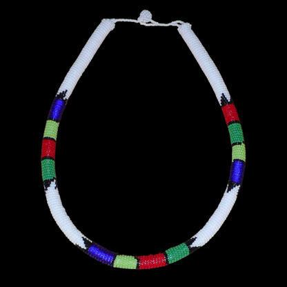 Collier africain zoulou blanc à motifs tribaux multicolores, fabriqué en Afrique du Sud, composé de perles de rocaille enroulées autour d'un tube en plastique.