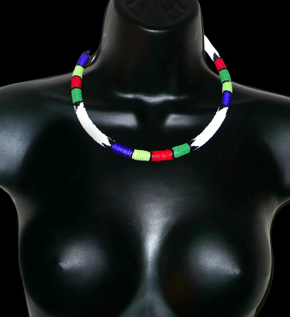Collier africain tubulaire blanc et multicolore fabriqué en Afrique du Sud composé de perles de rocaille enroulées autour d'un tube en plastique.