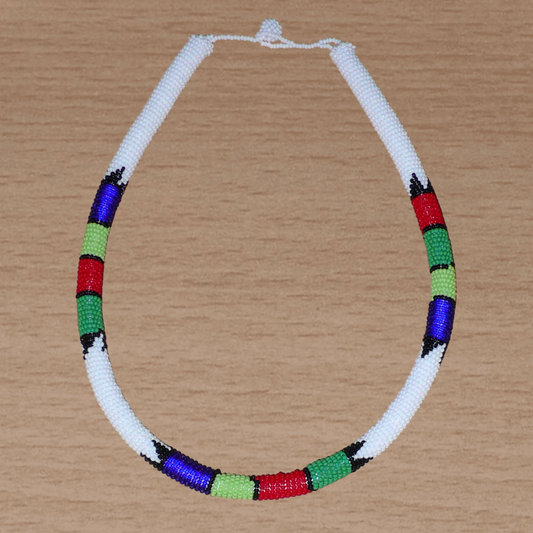 Collier africain tubulaire blanc et multicolore fabriqué en Afrique du Sud composé de perles de rocaille enroulées autour d'un tube en plastique.