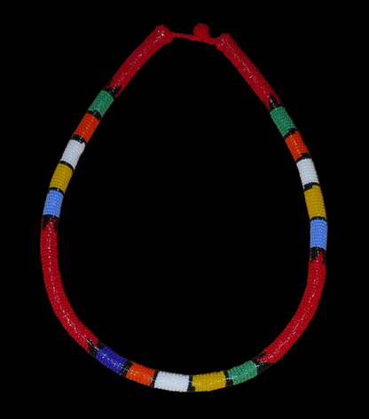Collier africain traditionnel rouge à motifs zoulous multicolores fabriqué en Afrique du Sud ; il se compose de perles de rocaille enroulées autour d'un tube en plastique.