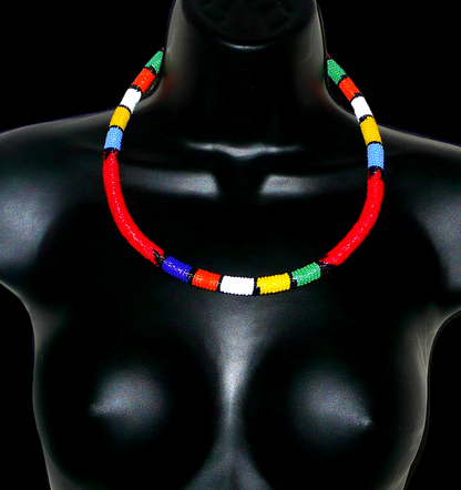 Collier africain traditionnel rouge à motifs zoulous multicolores fabriqué en Afrique du Sud ; il se compose de perles de rocaille enroulées autour d'un tube en plastique.
