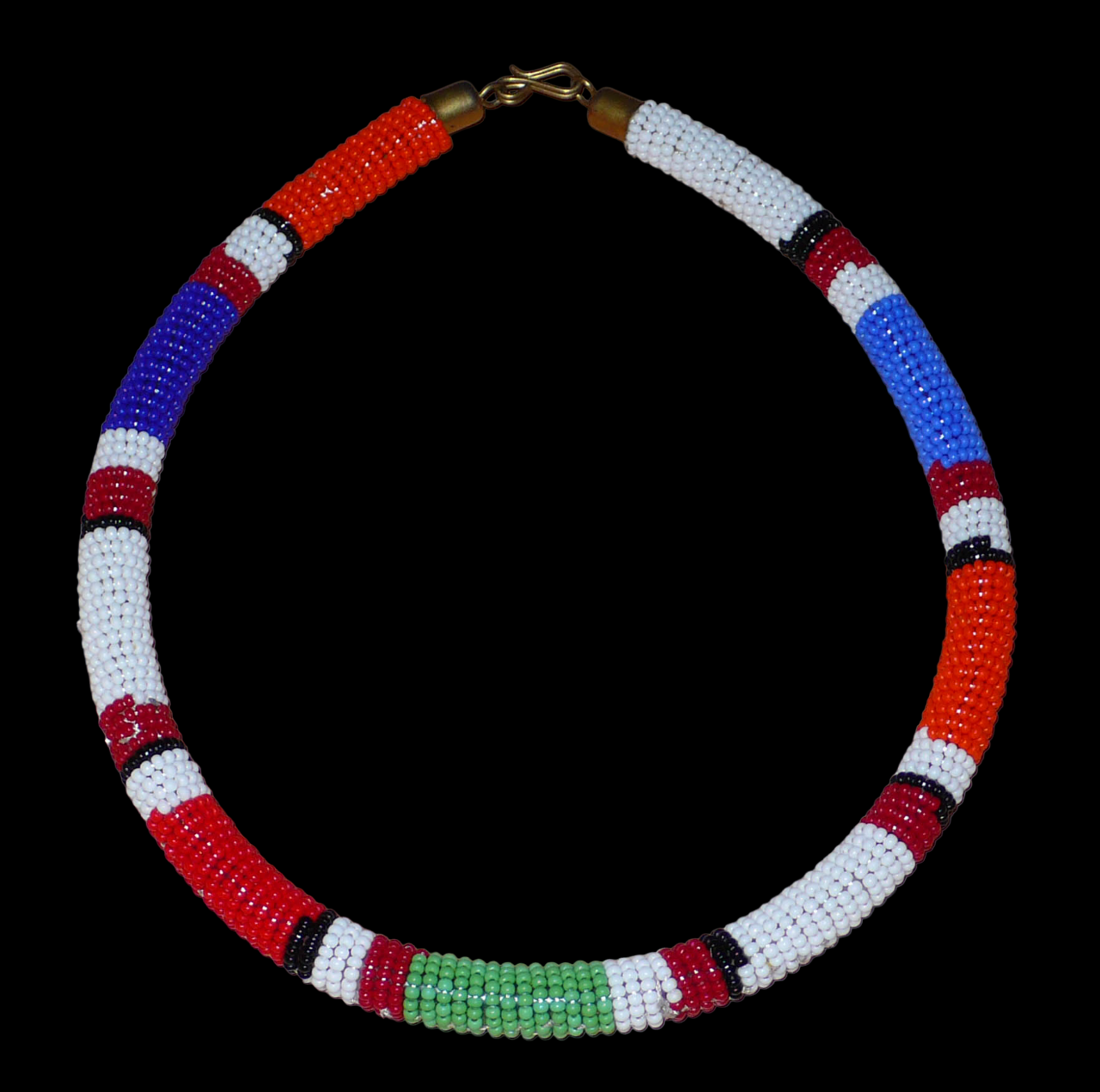 Bijou africain traditionnel. Collier africain tubulaire à motifs ethniques Massai fait de perles de rocaille bleues, blanches, bleues, vertes et rouges enroulées autour d'un tube en plastique. Il mesure 18 cm de long, sa longueur autour du cou est de 45 cm et son épaisseur de 1 cm ; il s'attache avec un crochet. Il est ici présenté sur un fond noir. Timeless Fineries