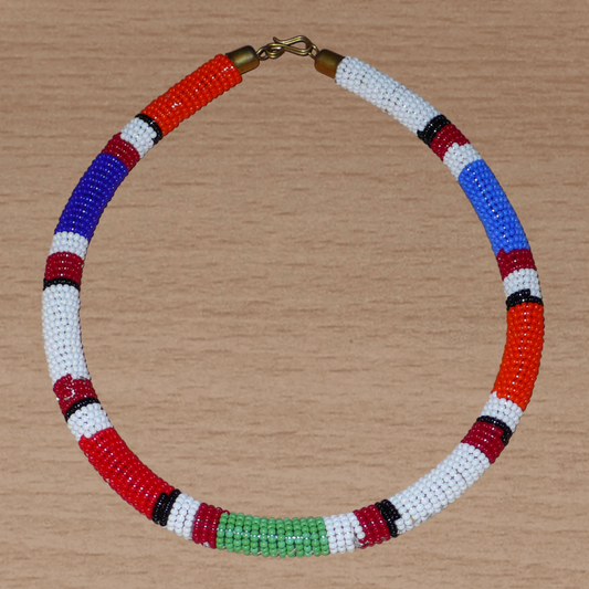 Collier africain tubulaire à motifs ethniques Massai composé de perles de rocaille multicolores tissées et enroulées autour d'un tube en plastique.