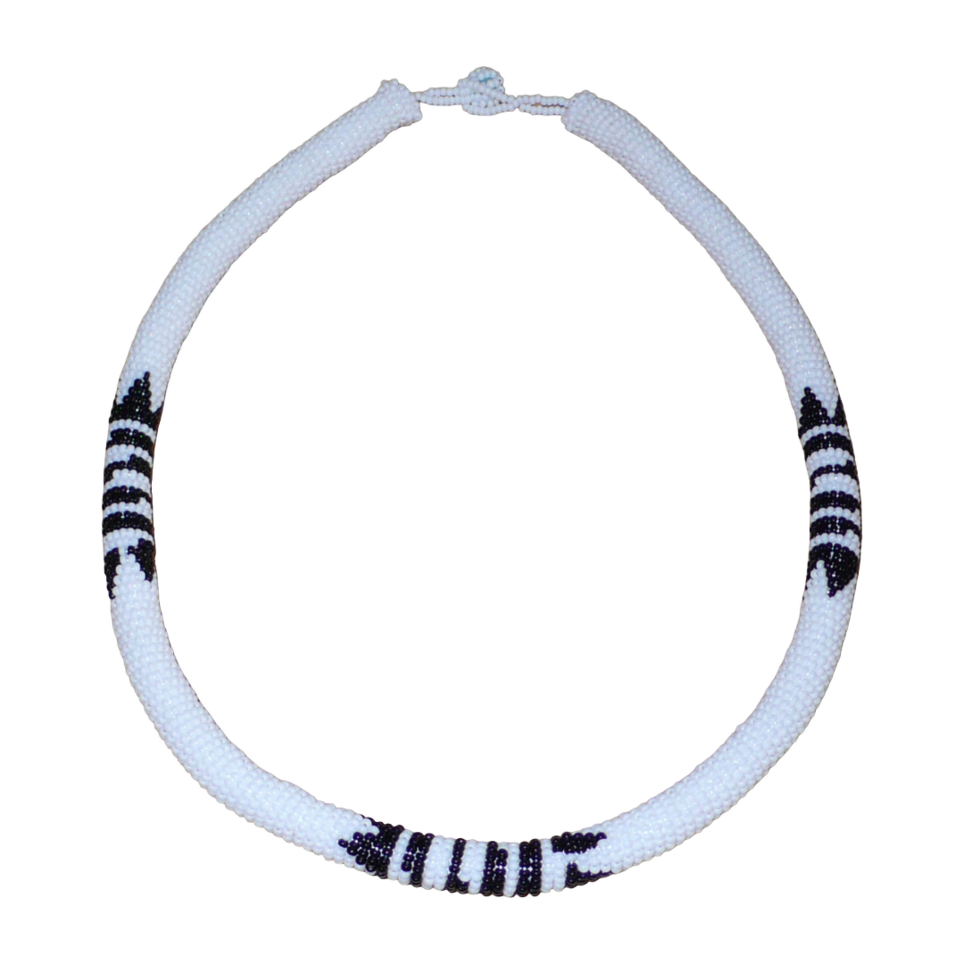 Collier africain zoulou blanc à motifs ethniques traditionnels noirs composé perles de rocaille tissées et enroulées autour d'un tube en plastique.
