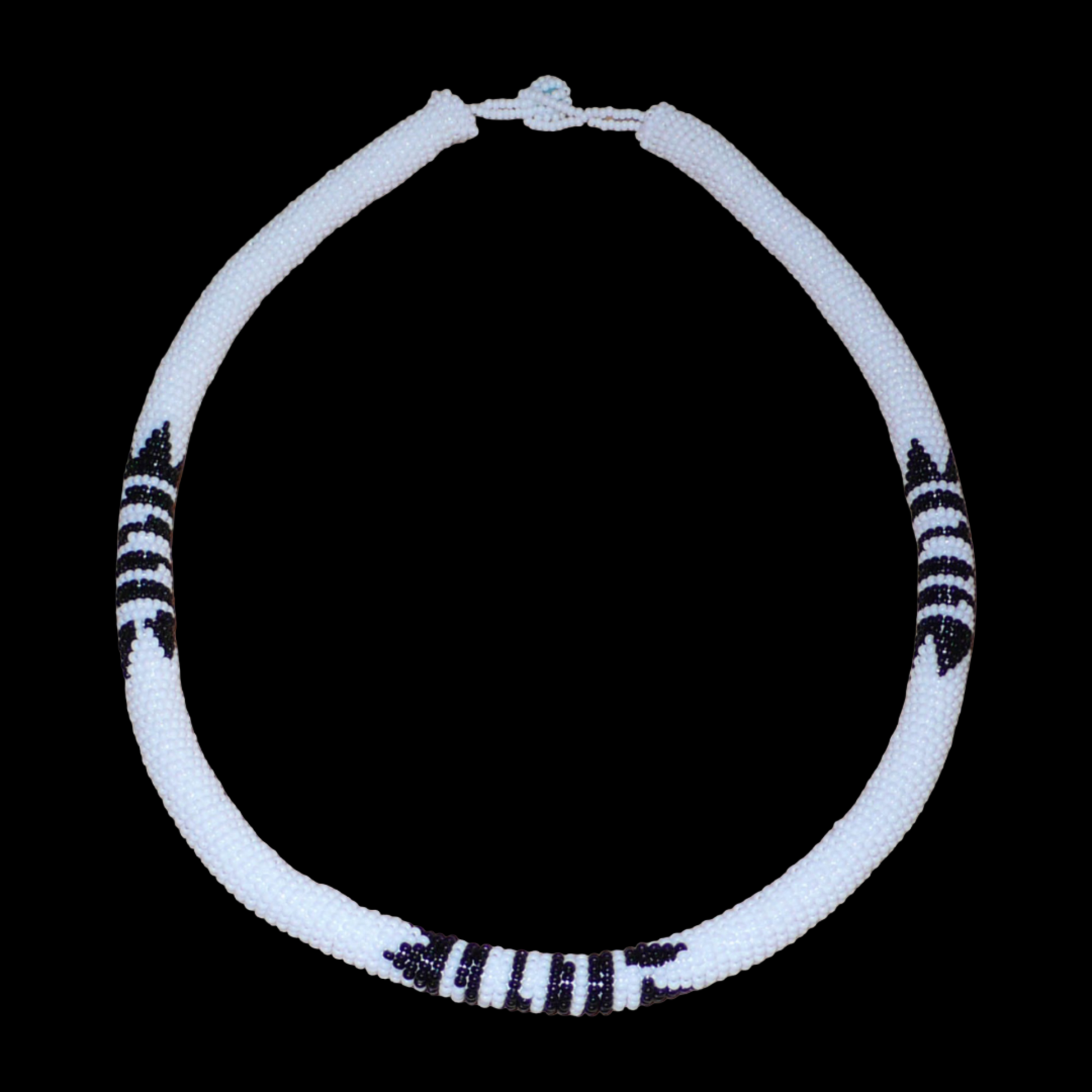 Collier africain zoulou blanc à motifs ethniques traditionnels noirs composé perles de rocaille tissées et enroulées autour d'un tube en plastique.