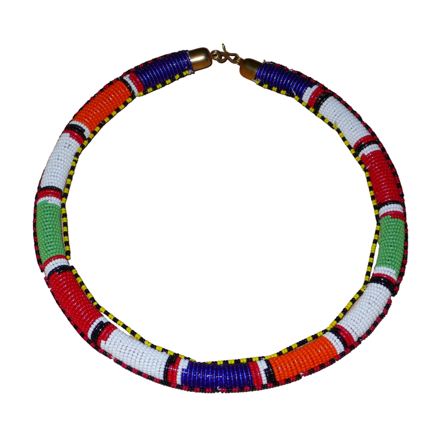Collier africain tubulaire de tradition tribale Massai composé de perles de rocaille multicolores. Présenté sur un fond blanc.