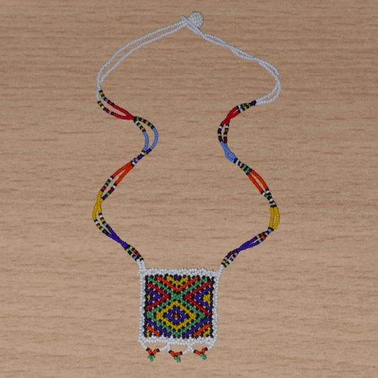Collier africain traditionnel avec un pendentif carré à motifs ethniques zoulous composé de perles de rocaille blanches et multicolores. 