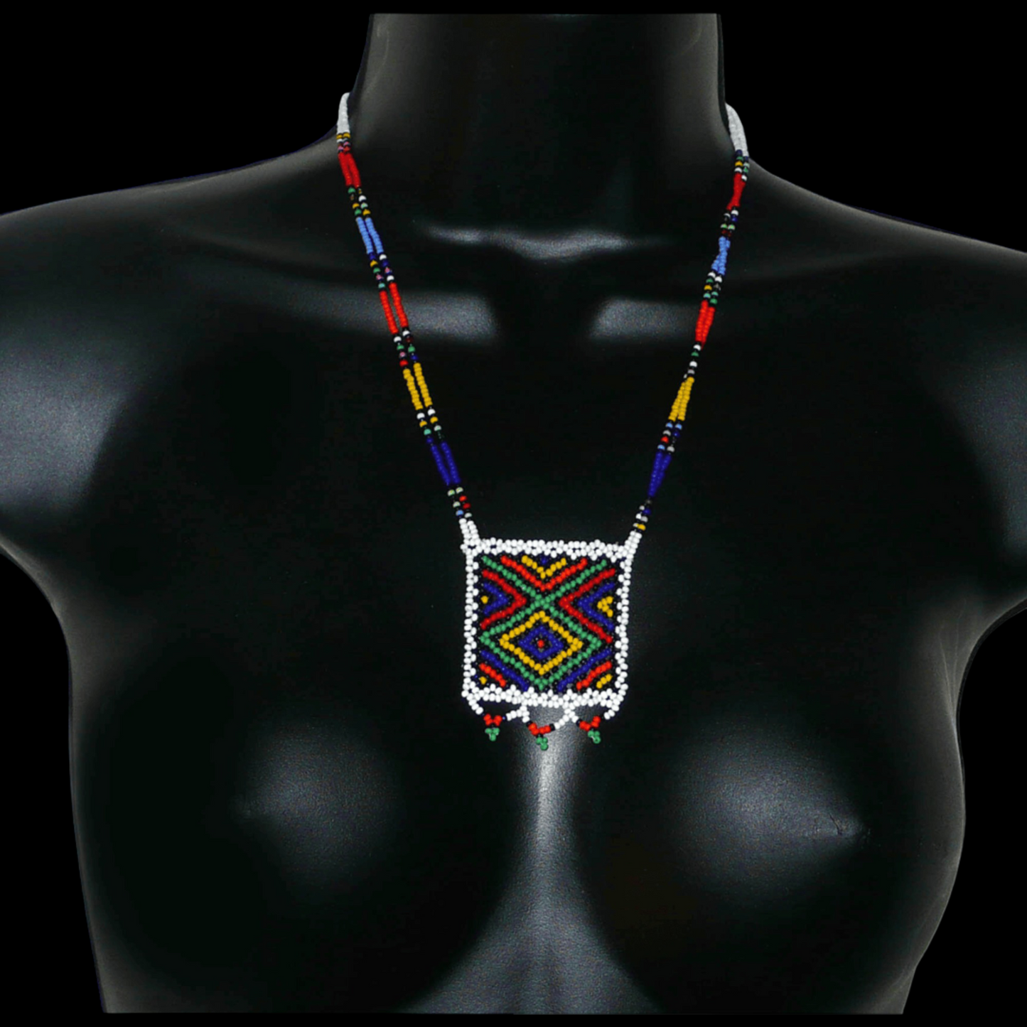 Collier africain traditionnel avec un pendentif carré à motifs ethniques zoulous composé de perles de rocaille blanches et multicolores. 