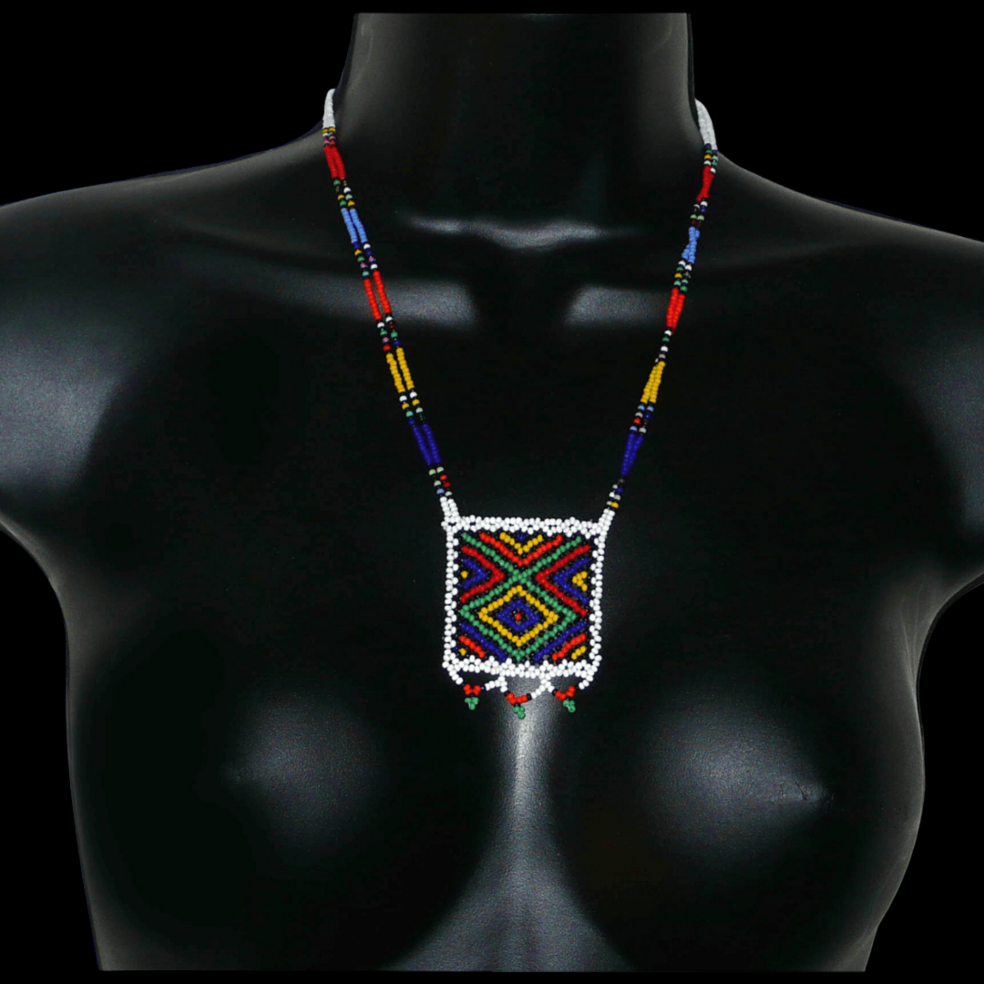 Collier africain traditionnel avec un pendentif carré à motifs ethniques zoulous composé de perles de rocaille blanches et multicolores. 
