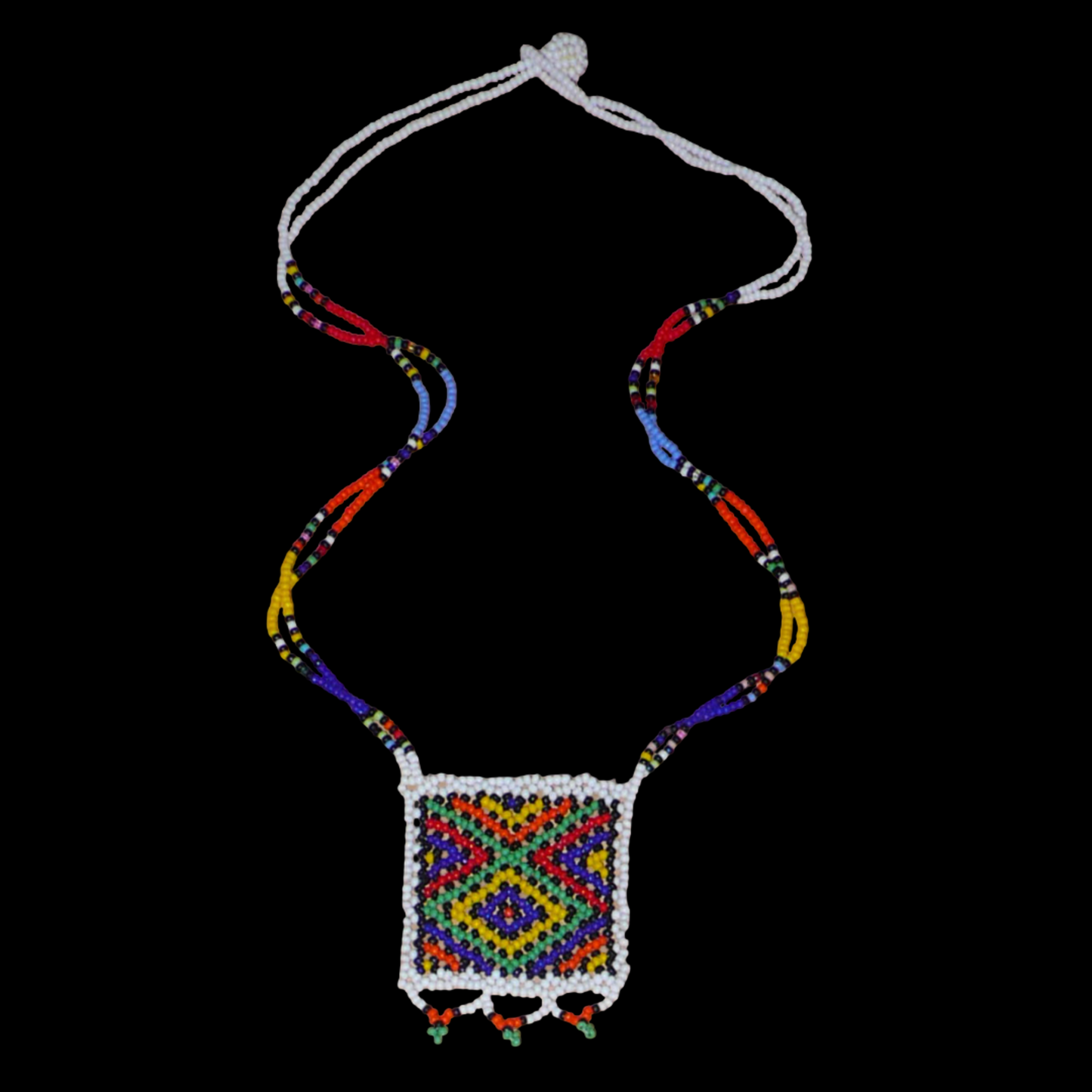 Collier africain traditionnel avec un pendentif carré à motifs ethniques zoulous composé de perles de rocaille blanches et multicolores. 