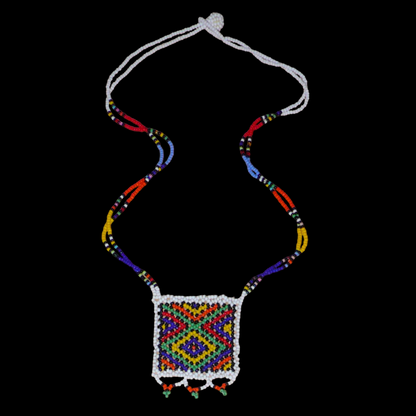 Collier africain traditionnel avec un pendentif carré à motifs ethniques zoulous composé de perles de rocaille blanches et multicolores. 