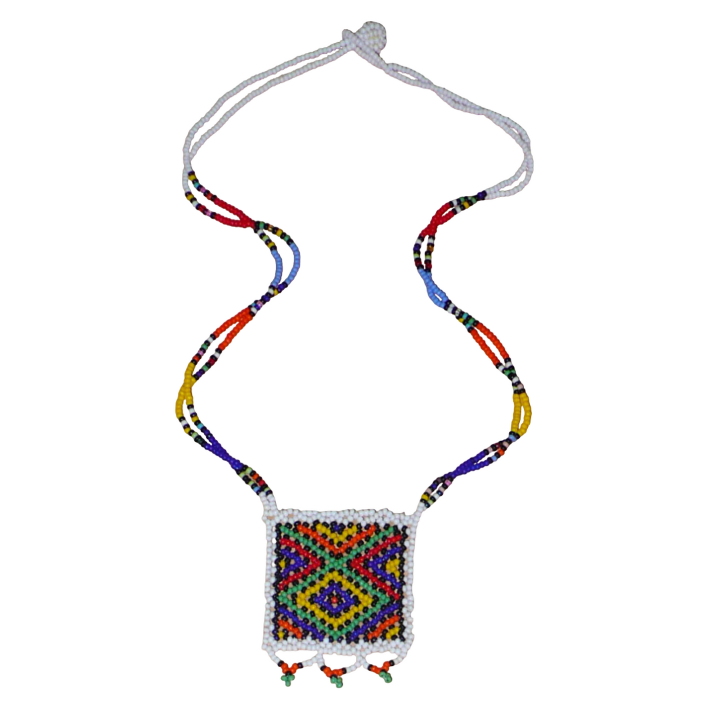 Collier africain traditionnel avec un pendentif carré à motifs ethniques zoulous composé de perles de rocaille blanches et multicolores. 