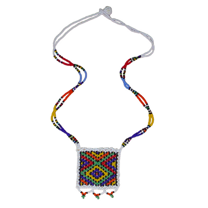 Collier africain traditionnel avec un pendentif carré à motifs ethniques zoulous composé de perles de rocaille blanches et multicolores. 
