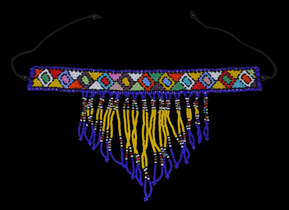 Collier ras de cou sud-africain à franges perlées et motifs ethniques zoulous composé d'un tissage de perles de rocaille bleues, jaunes et multicolores.