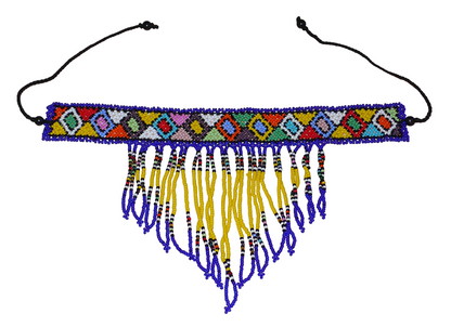 Collier ras de cou sud-africain à franges perlées et motifs ethniques zoulous composé d'un tissage de perles de rocaille bleues, jaunes et multicolores.