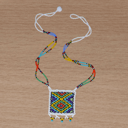 Collier sud-africain traditionnel "Zulu Love Letter" composé d'un tissage de perles de rocaille blanches et multicolores.