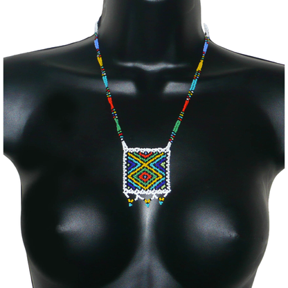 Collier sud-africain traditionnel "Zulu Love Letter" composé d'un tissage de perles de rocaille blanches et multicolores.