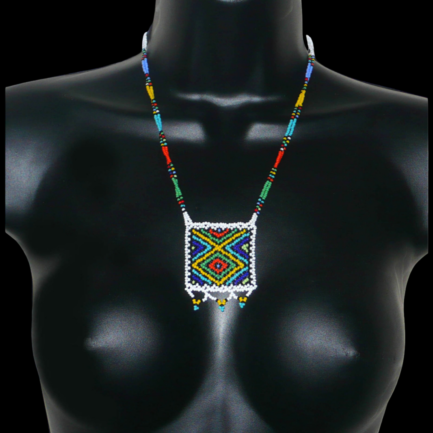Collier sud-africain traditionnel "Zulu Love Letter" composé d'un tissage de perles de rocaille blanches et multicolores.