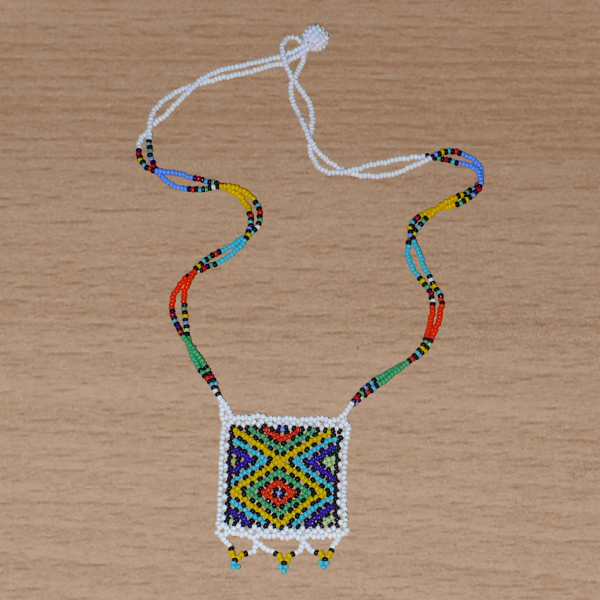 Collier sud-africain traditionnel "Zulu Love Letter" composé d'un tissage de perles de rocaille blanches et multicolores.