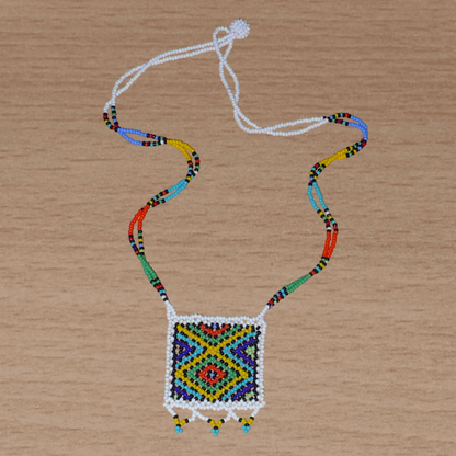 Collier sud-africain traditionnel "Zulu Love Letter" composé d'un tissage de perles de rocaille blanches et multicolores.
