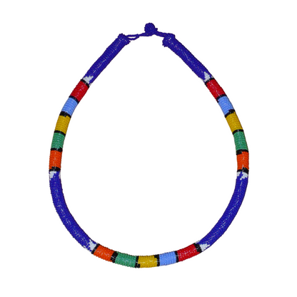 Collier sud-africain tubulaire bleu à motifs zoulous multicolores composé de perles de rocaille enroulées autour d'un tube.