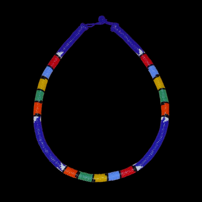 Collier sud-africain tubulaire bleu à motifs zoulous multicolores composé de perles de rocaille enroulées autour d'un tube.