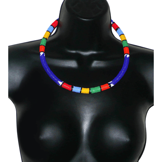 Collier sud-africain tubulaire bleu à motifs zoulous multicolores composé de perles de rocaille enroulées autour d'un tube.
