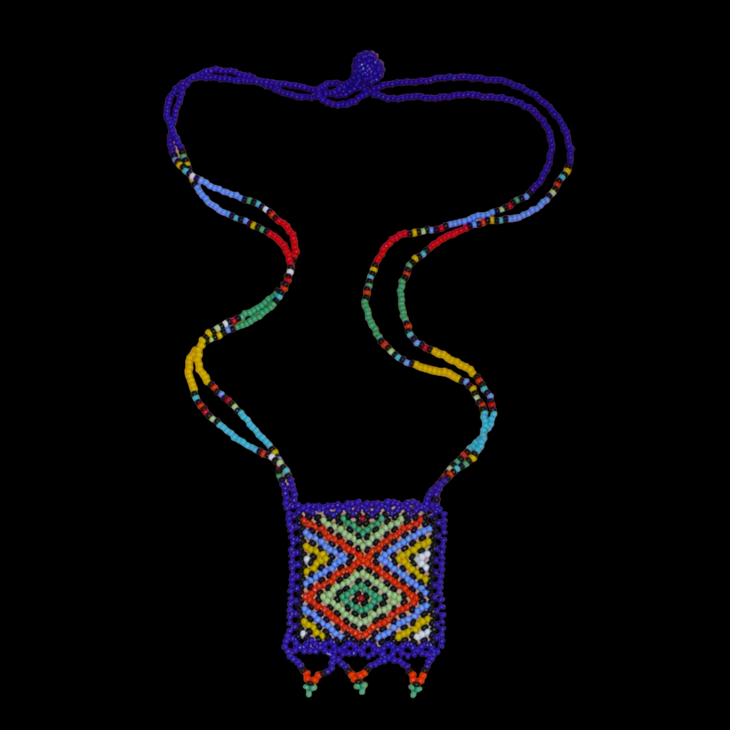 Collier africain en perles de rocaille bleu foncé et multicolores agrémenté d'un pendentif carré à motifs ethniques zoulous.