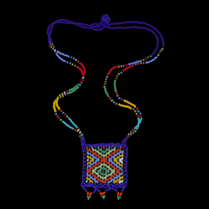 Collier africain en perles de rocaille bleu foncé et multicolores agrémenté d'un pendentif carré à motifs ethniques zoulous.