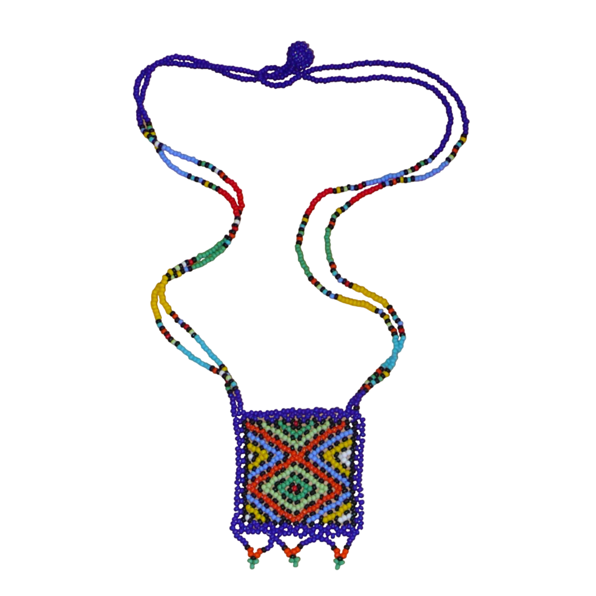 Collier africain en perles de rocaille bleu foncé et multicolores agrémenté d'un pendentif carré à motifs ethniques zoulous.