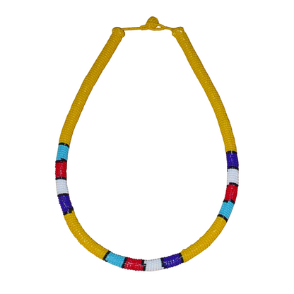 Collier africain tubulaire jaune à motifs ethniques traditionnels zoulous composé de perles de rocaille enroulées autour d'un tube en plastique.