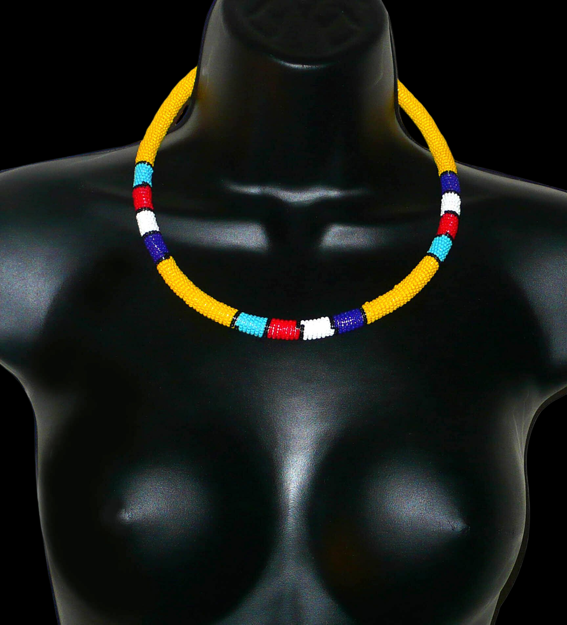 Collier africain tubulaire jaune à motifs ethniques traditionnels zoulous composé de perles de rocaille enroulées autour d'un tube en plastique.